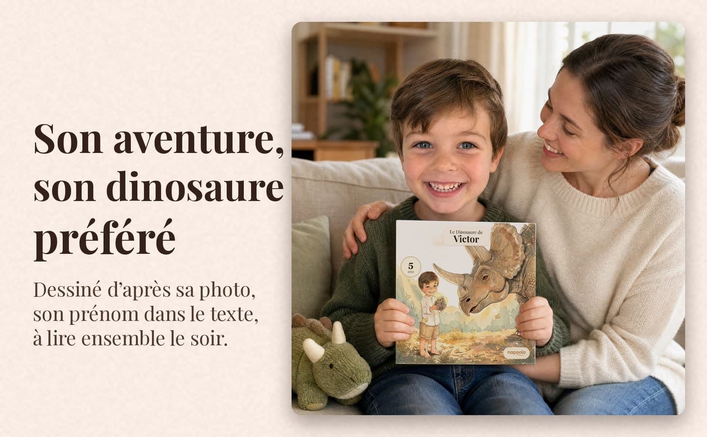 Victor montre son livre, avec son tricératops en couverture